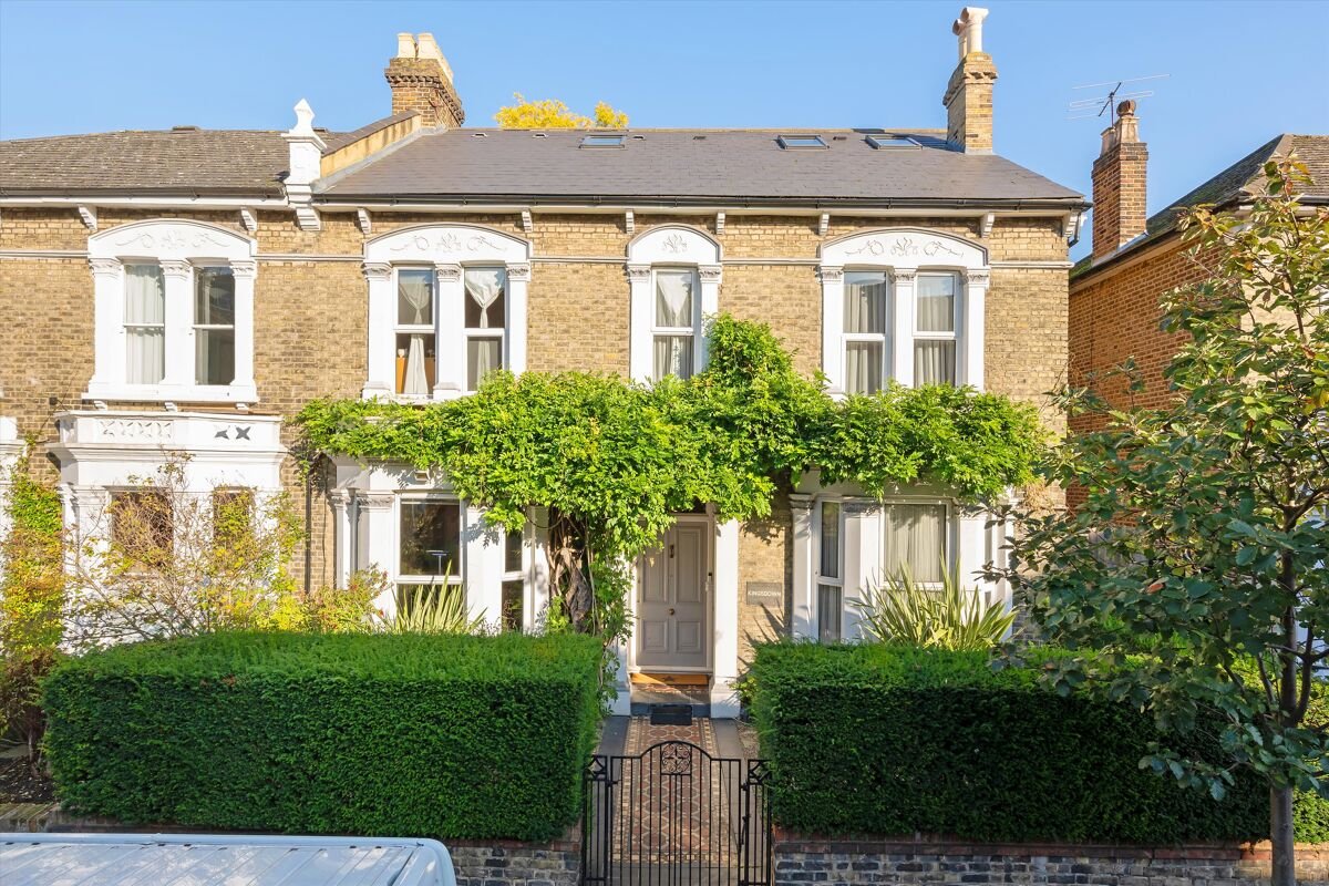 6 bedroom house in Rivercourt Road