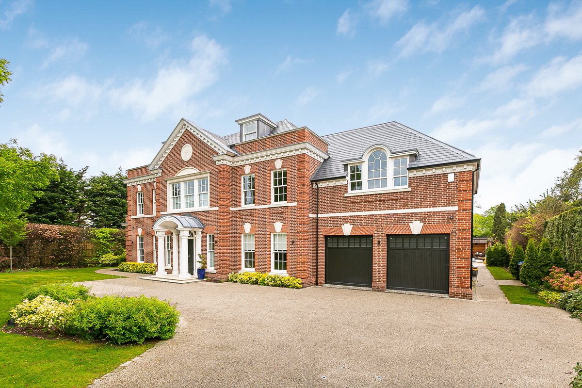 6 bedroom house in London • Freehold
