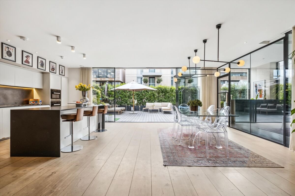 4 bedroom duplex in Radstock Street