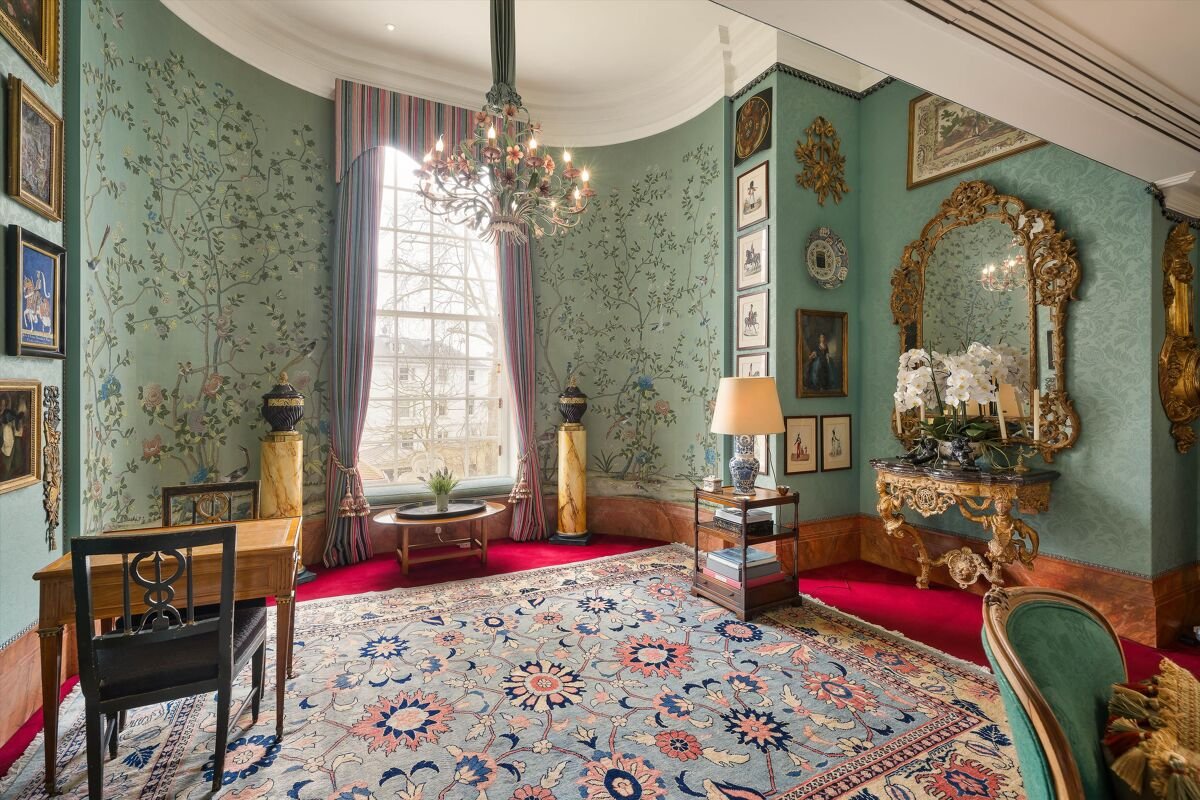3 bedroom flat in Academy Gardens