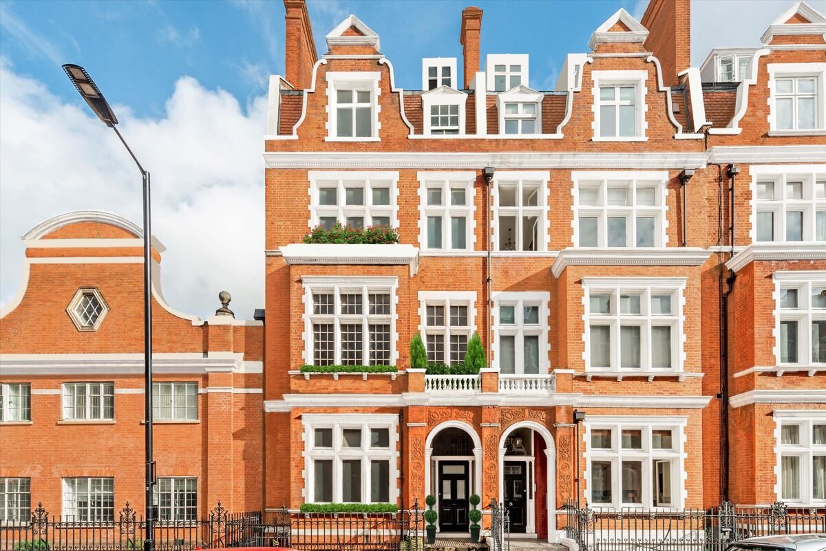 3 bedroom flat in Palace Court