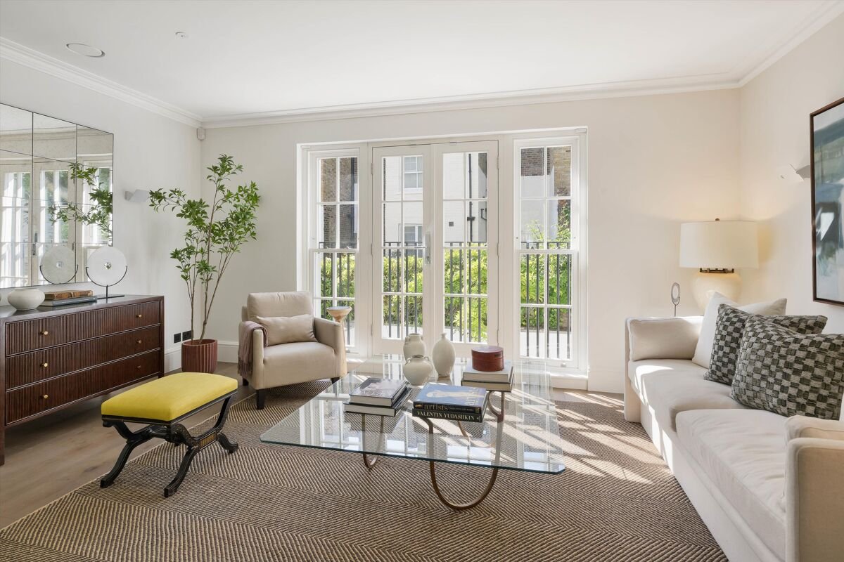 5 bedroom house in Gloucester Walk