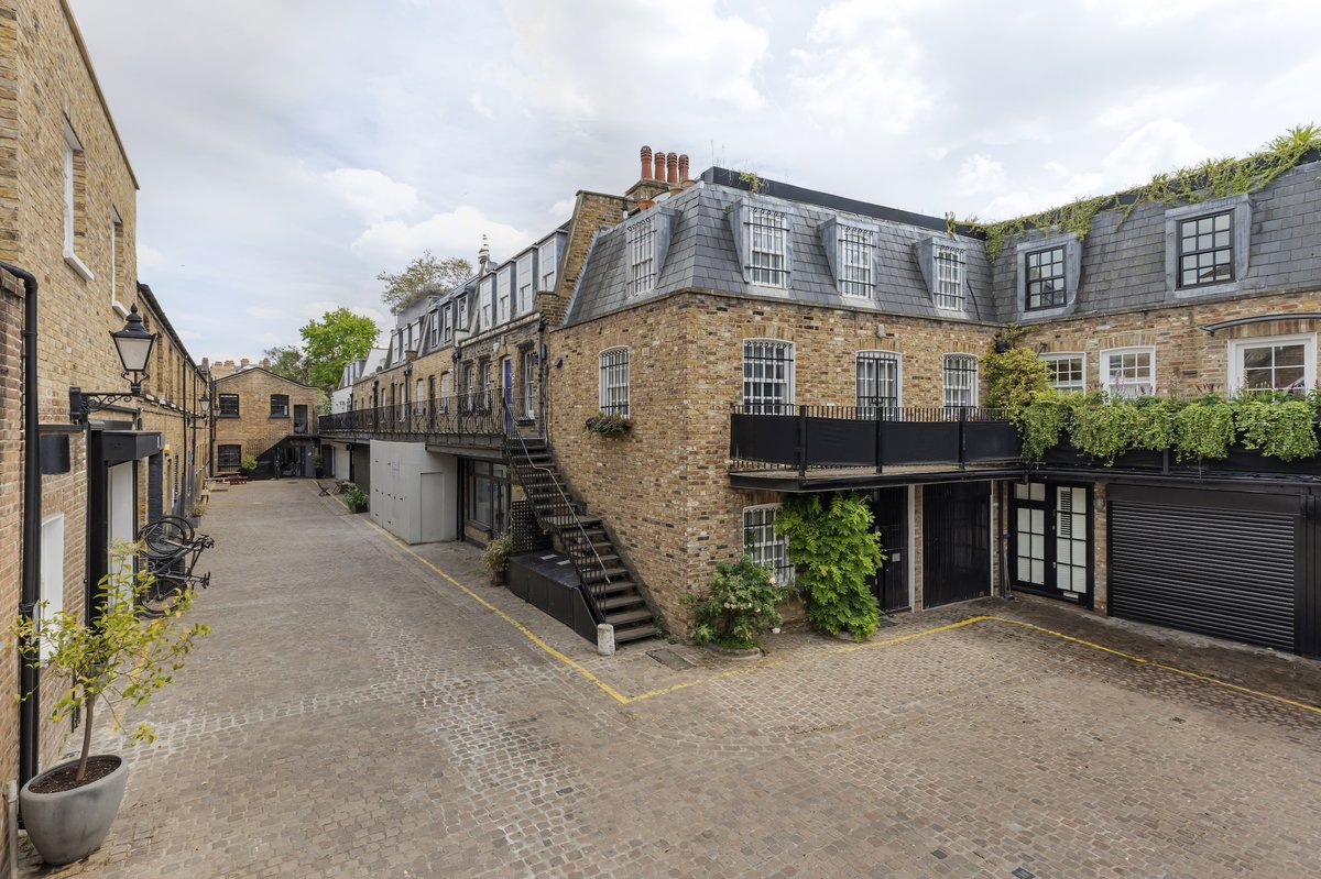 3 bedroom flat in London • Leasehold
