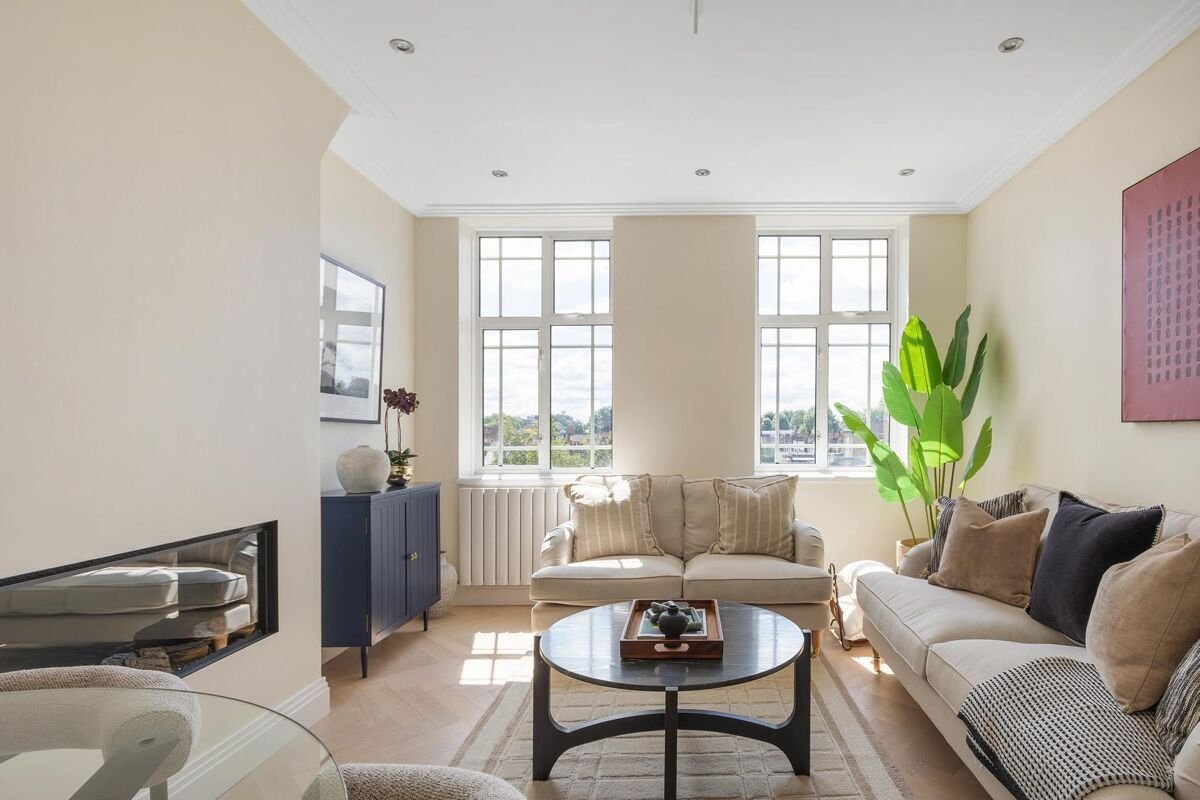 2 bedroom flat in Edwardes Square