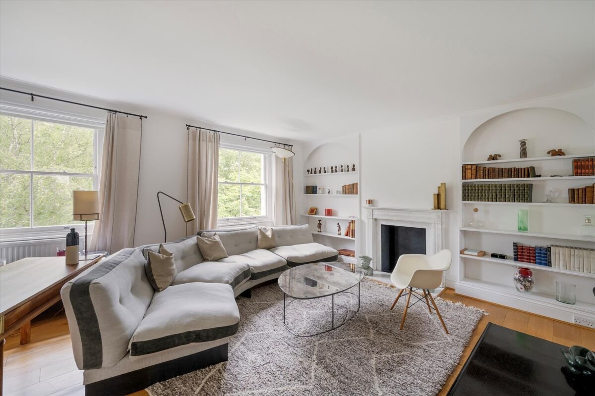 3 bedroom flat in Stanley Crescent