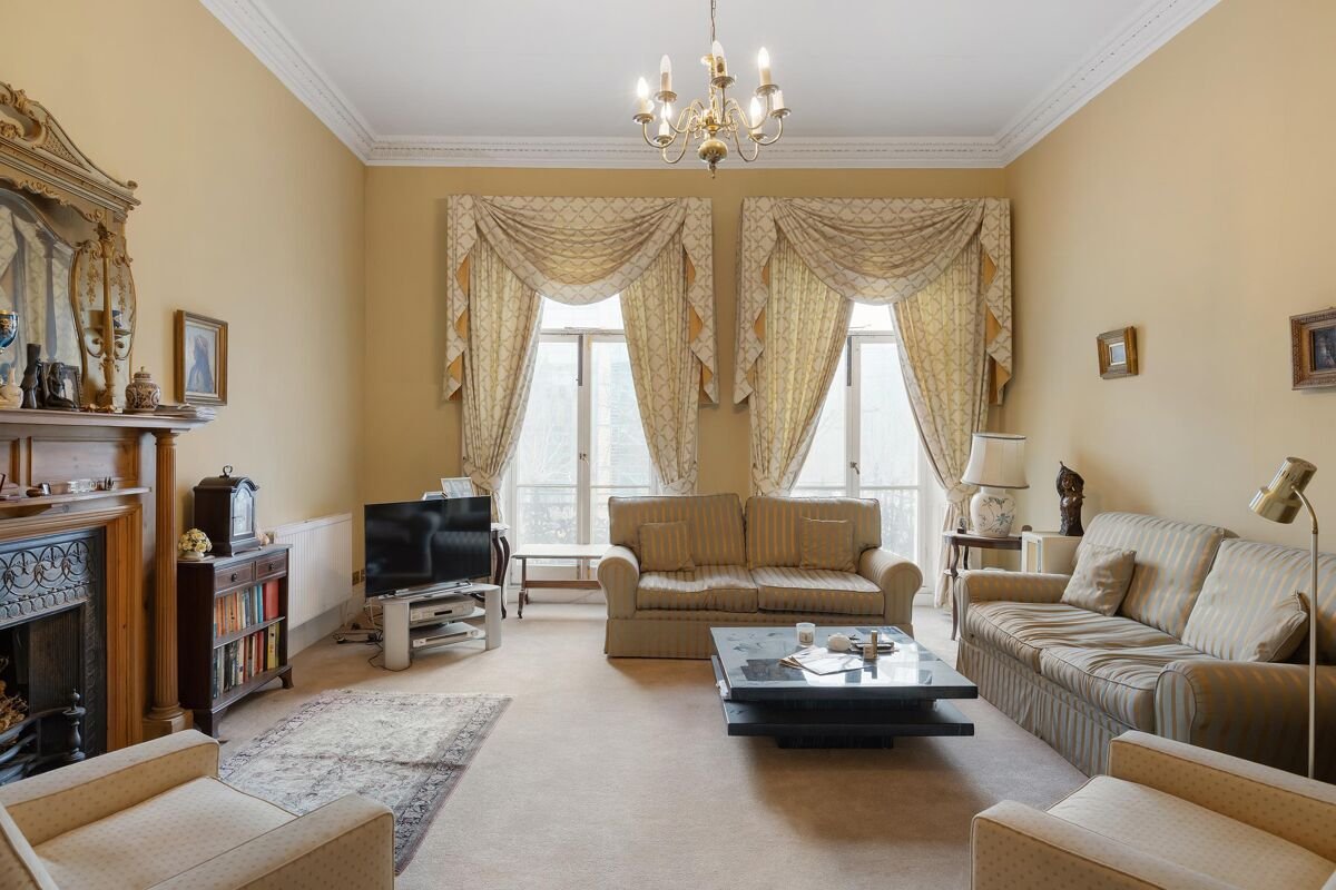 3 bedroom flat in Queen's Gate