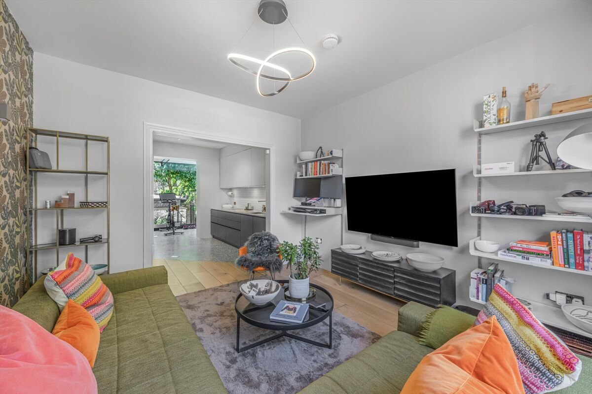 2 bedroom flat in Acton Street