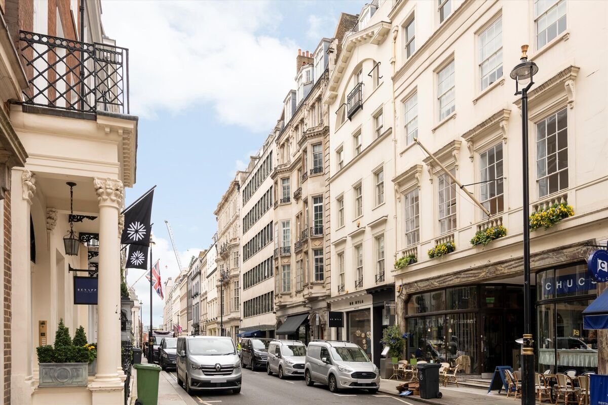 3 bedroom flat in Dover Street