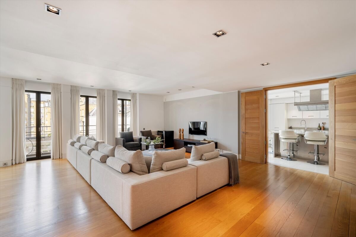 3 bedroom flat in Davies Street