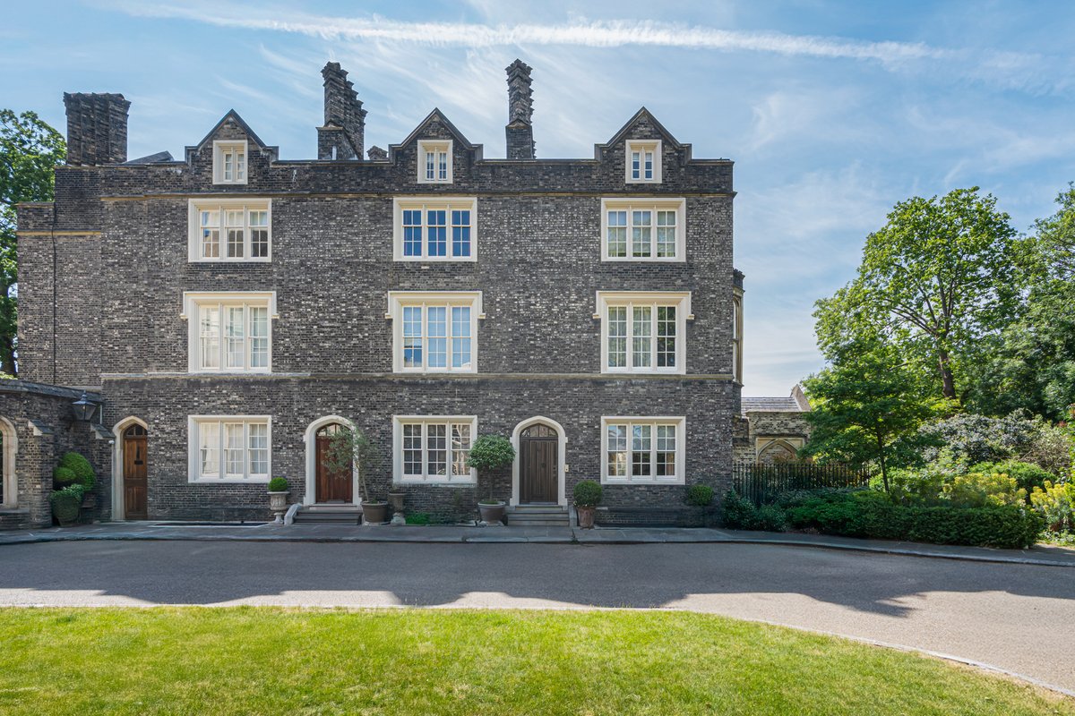 4 bedroom house in London • Leasehold