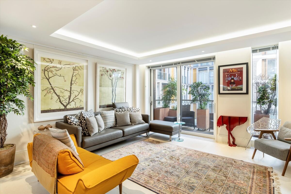 2 bedroom flat in Strand