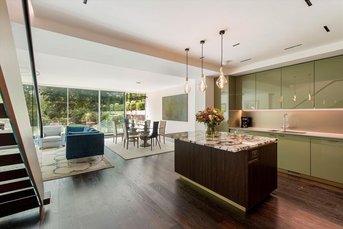3 bedroom flat in St. James's Place