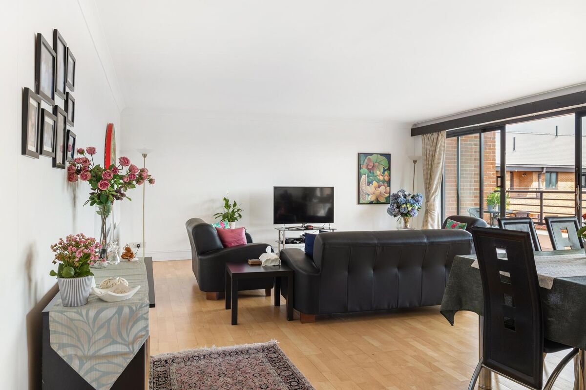 3 bedroom flat in Pembroke Road