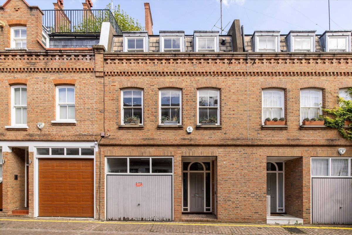 3 bedroom mews house in Adam and Eve Mews
