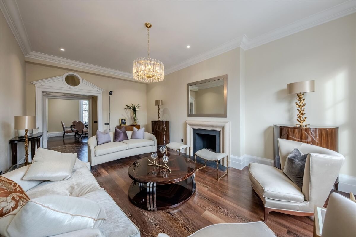 2 bedroom flat in Wilton Crescent
