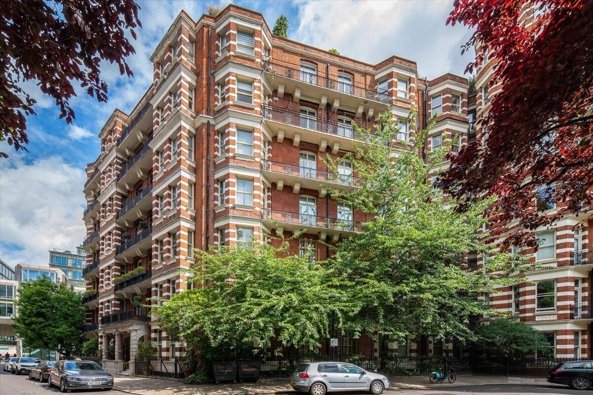 4 bedroom flat in Ashley Gardens
