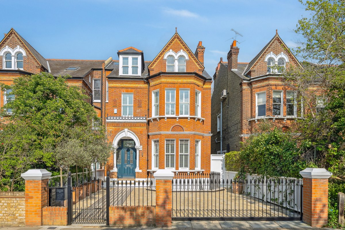 6 bedroom house in London • Freehold