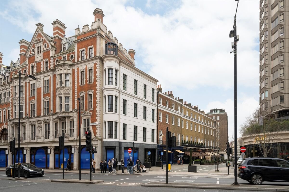 1 bedroom flat in Knightsbridge Gate