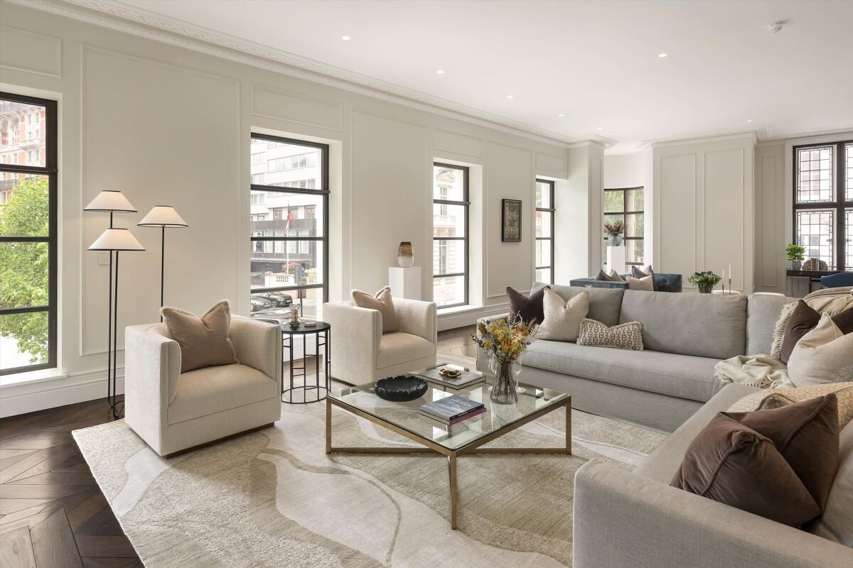 4 bedroom flat in Knightsbridge Gate