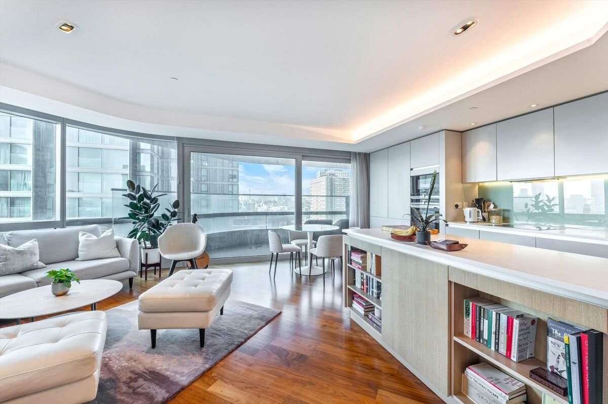 2 bedroom flat in Canaletto Tower