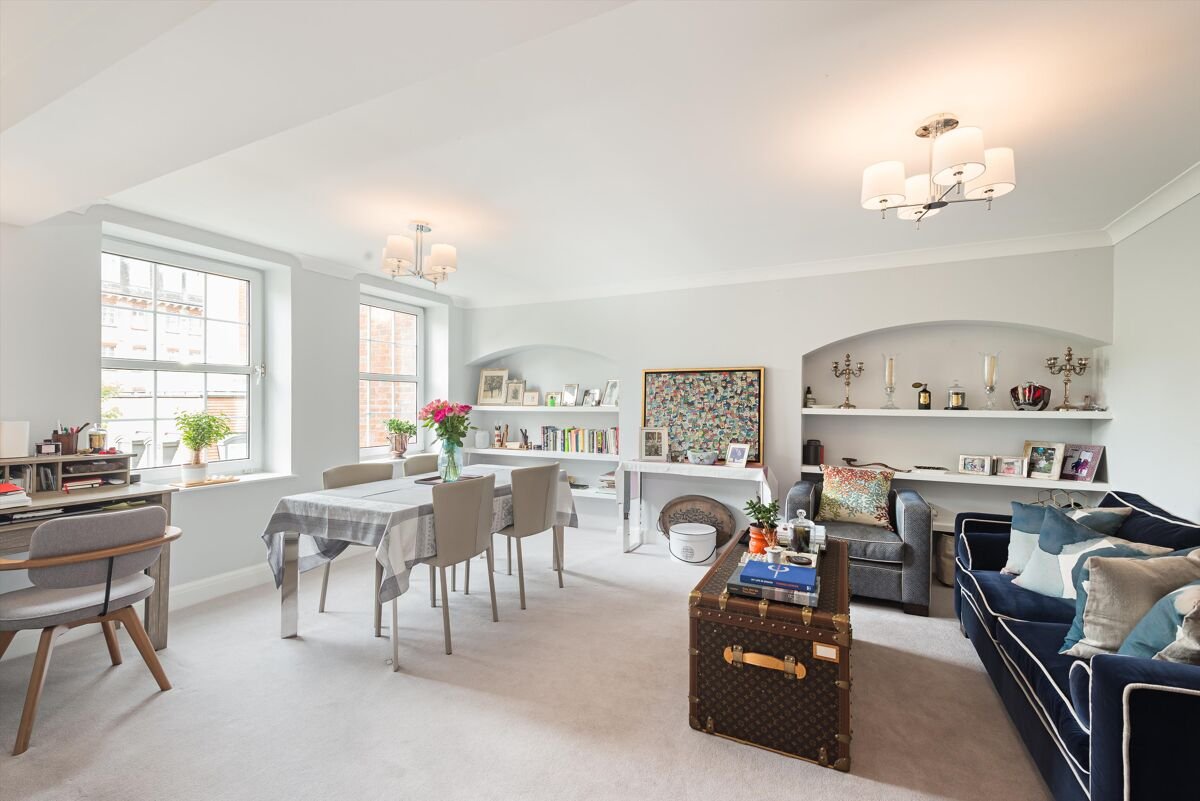 2 bedroom flat in Crown Lodge