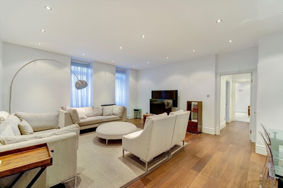 2 bedroom flat in Savoy Court