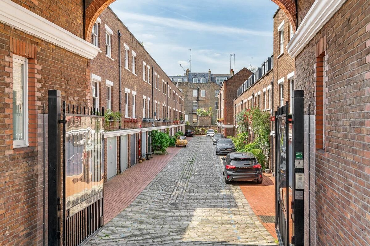 2 bedroom house in Shrewsbury Mews