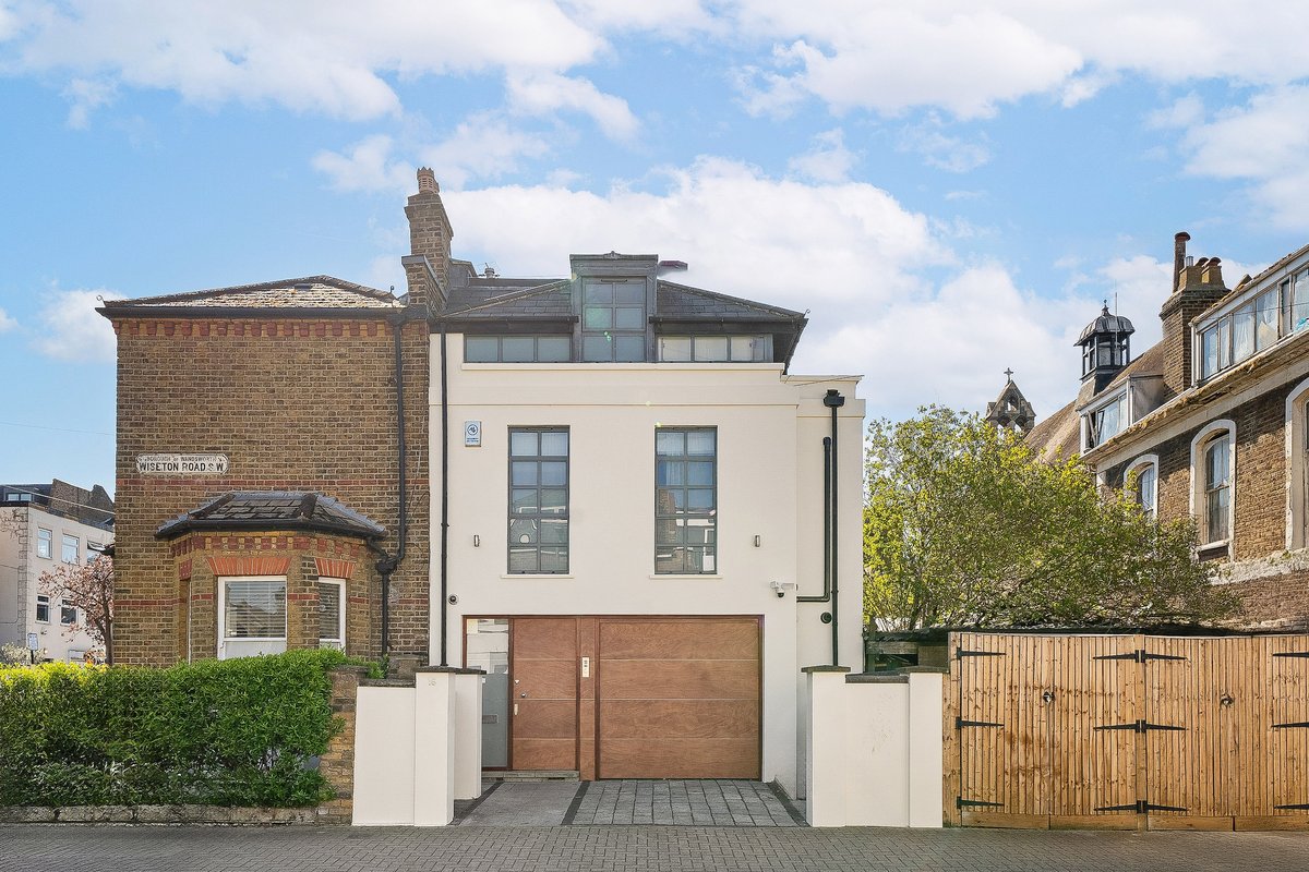 4 bedroom house in London • Freehold