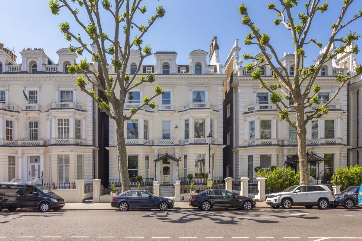 3 bedroom flat in Holland Park