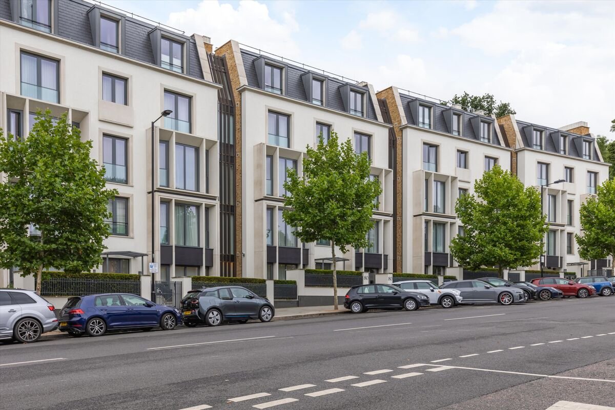 2 bedroom flat in Holland Park