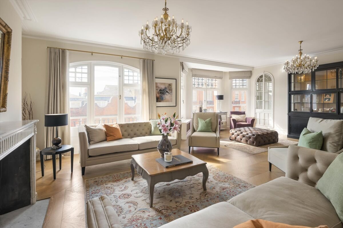 5 bedroom flat in Cadogan Court