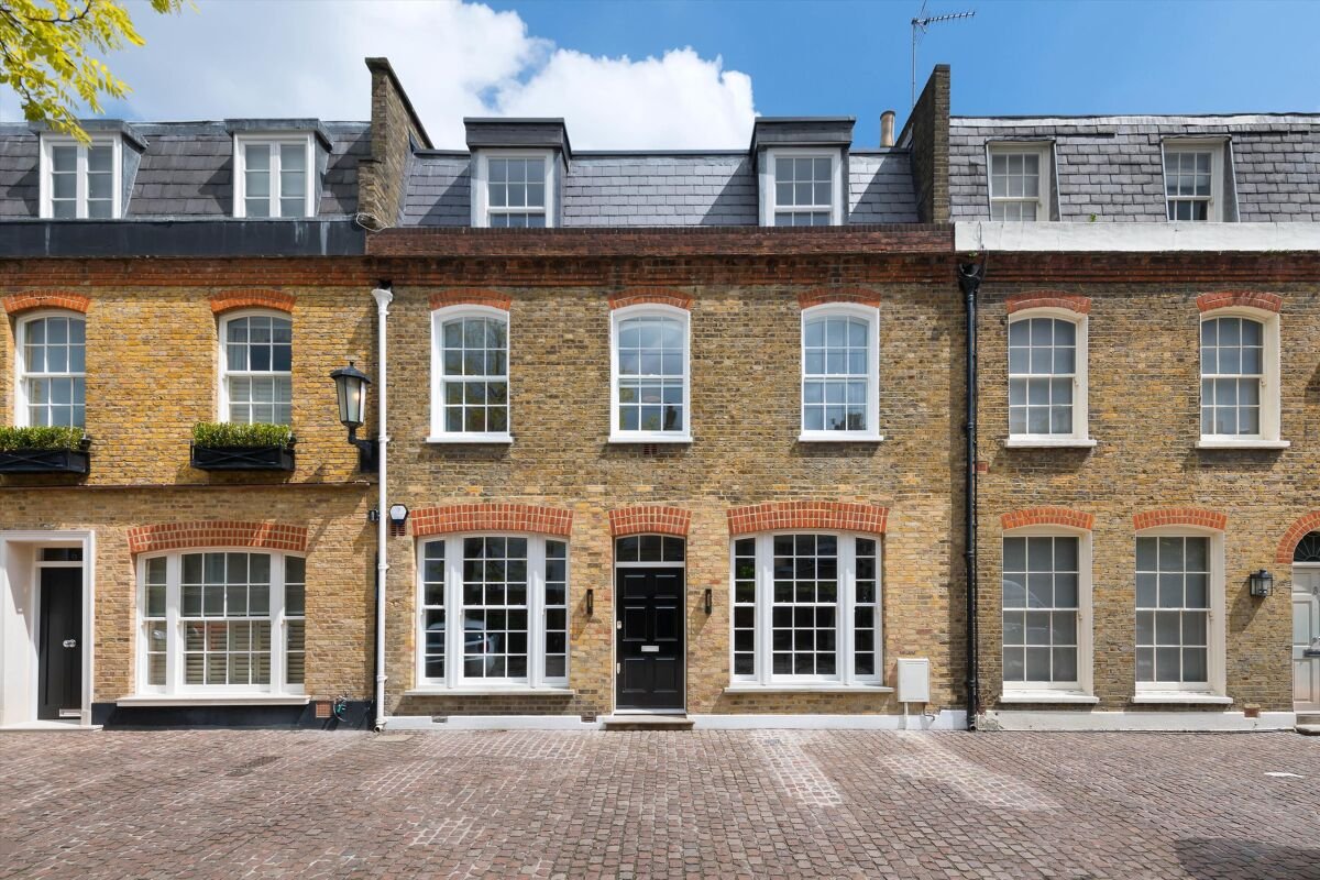 4 bedroom house in Lennox Gardens Mews