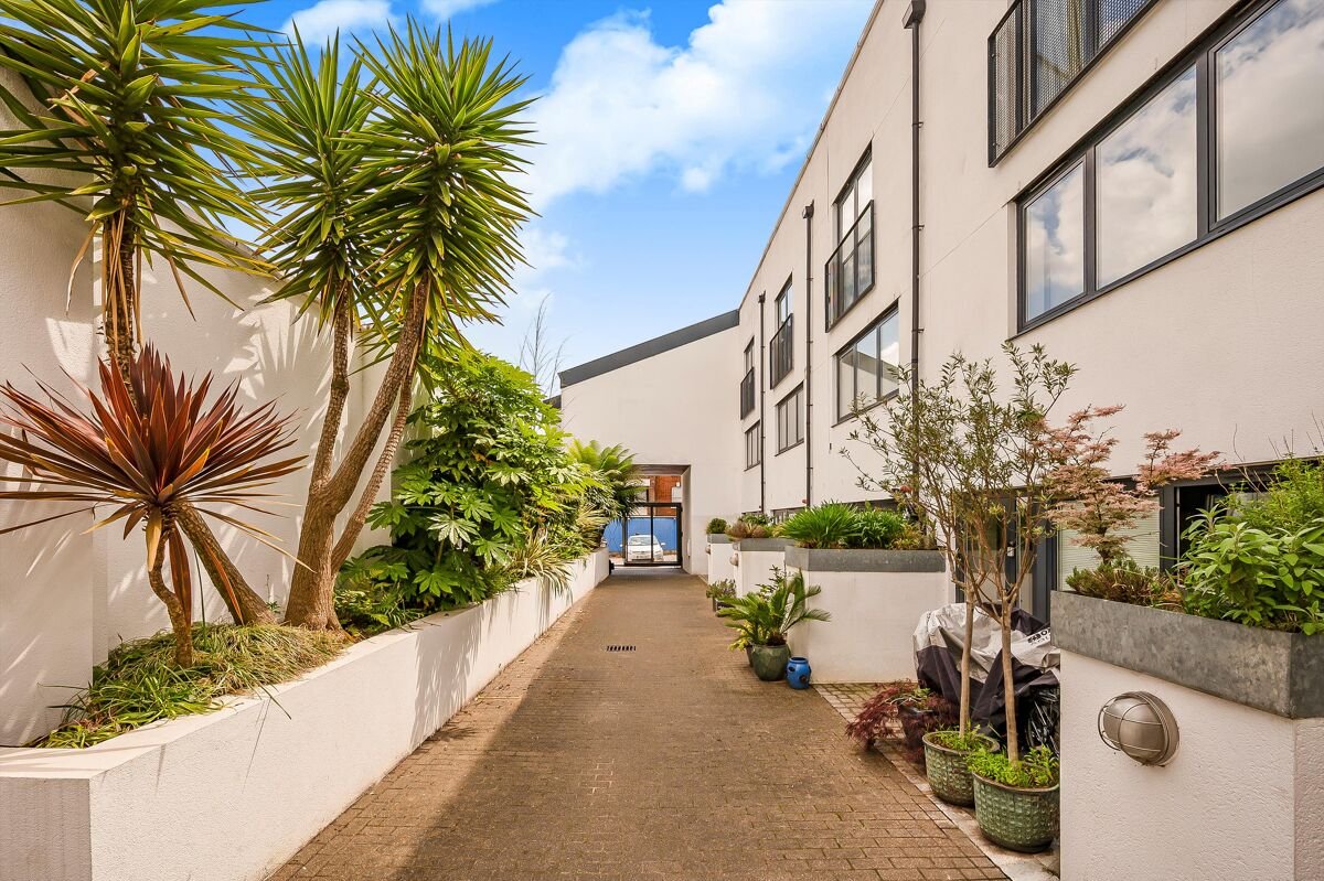 2 bedroom mews house in Coopers Yard