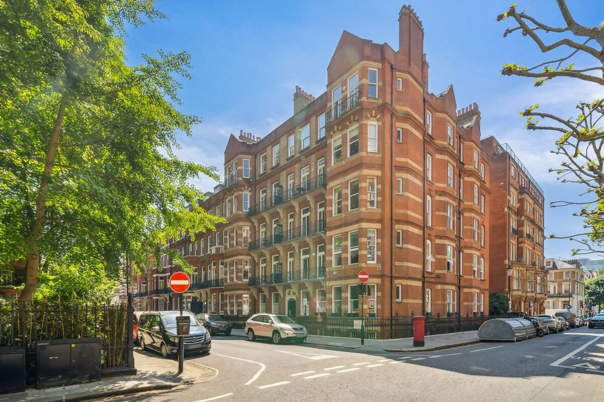 4 bedroom flat in Bramham Gardens