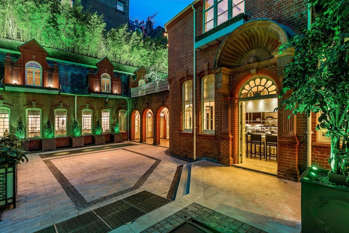 7 bedroom house in Brick Street