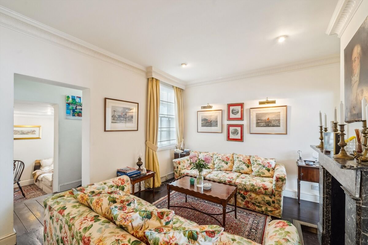 2 bedroom mews house in Anns Close