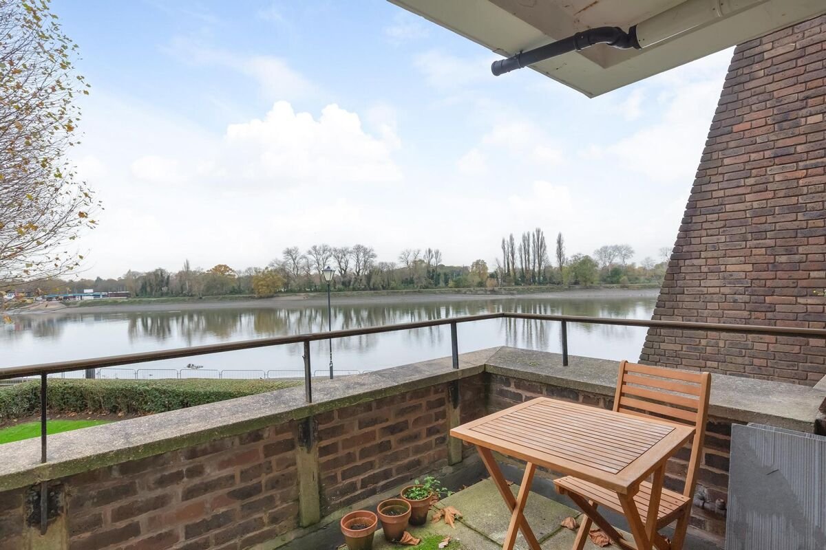 2 bedroom flat in Stevenage Road