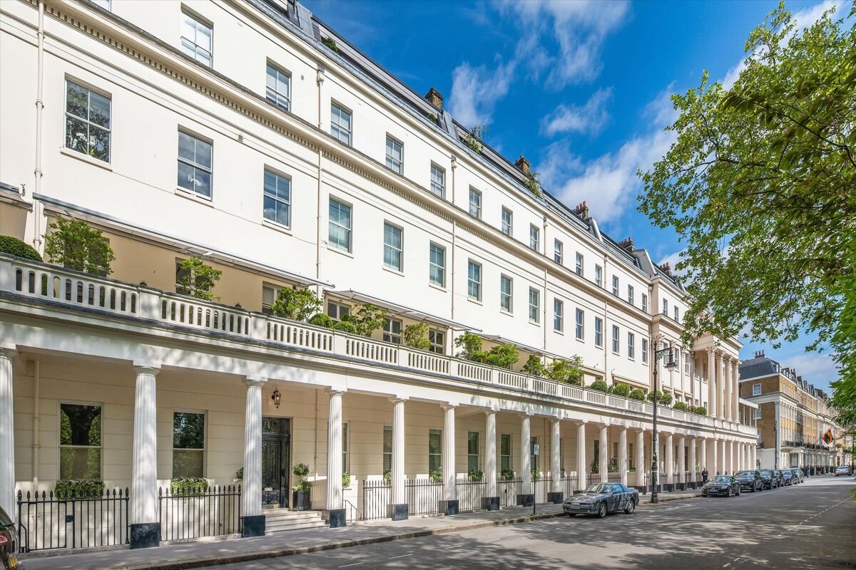 2 bedroom flat in Eaton Square
