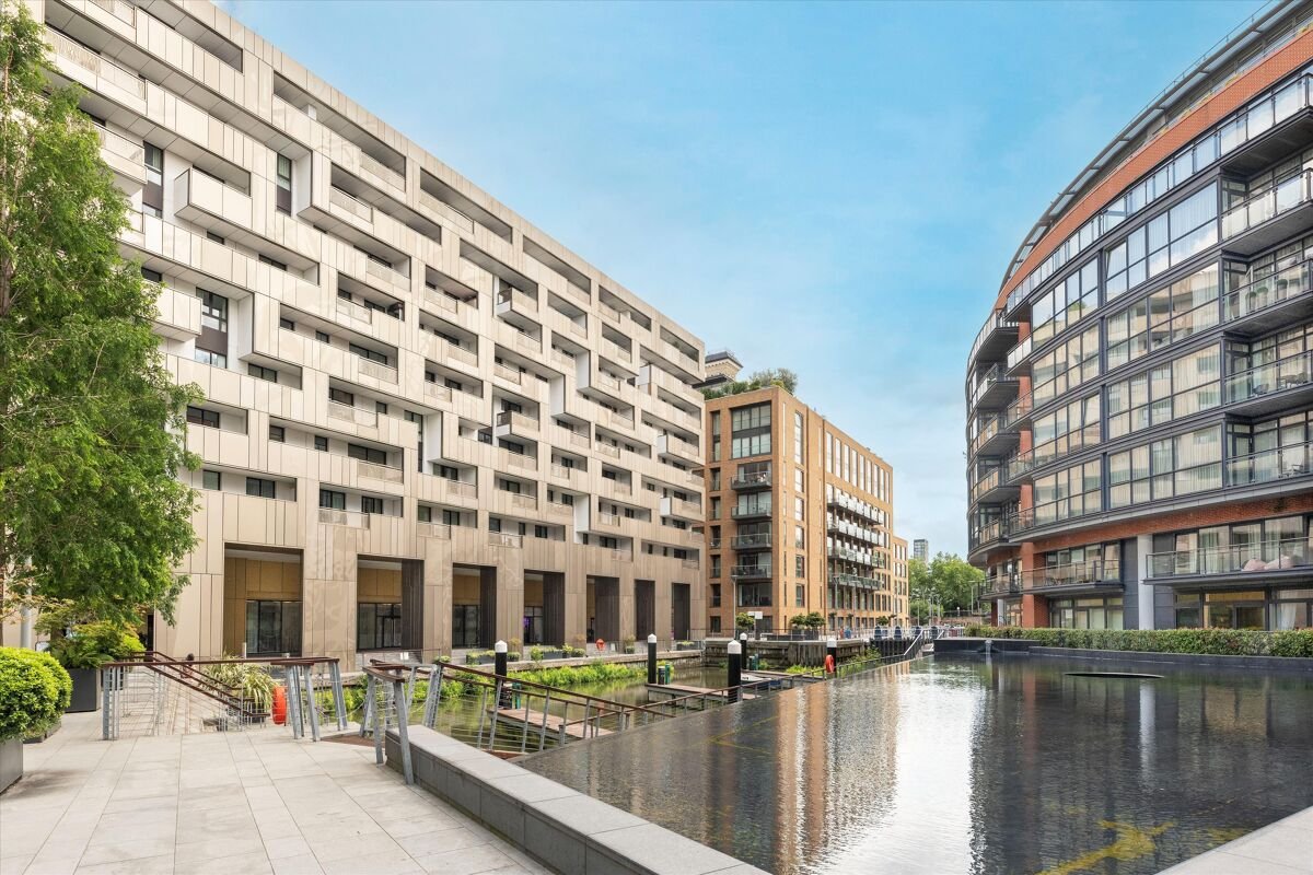 3 bedroom flat in Bramah House