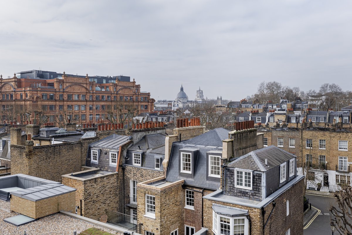 Exceptional lateral apartment with stunning views in Knightsbridge