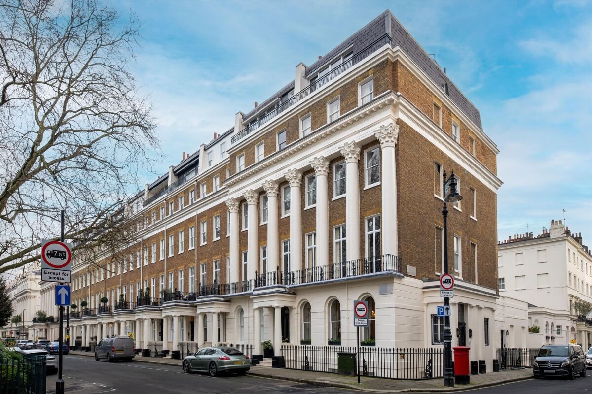 2 bedroom flat in Eaton Square