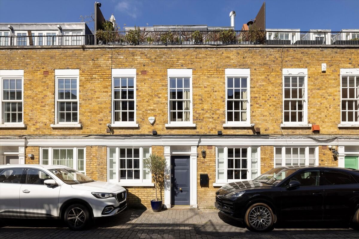 3 bedroom mews house in Kensington Park Mews