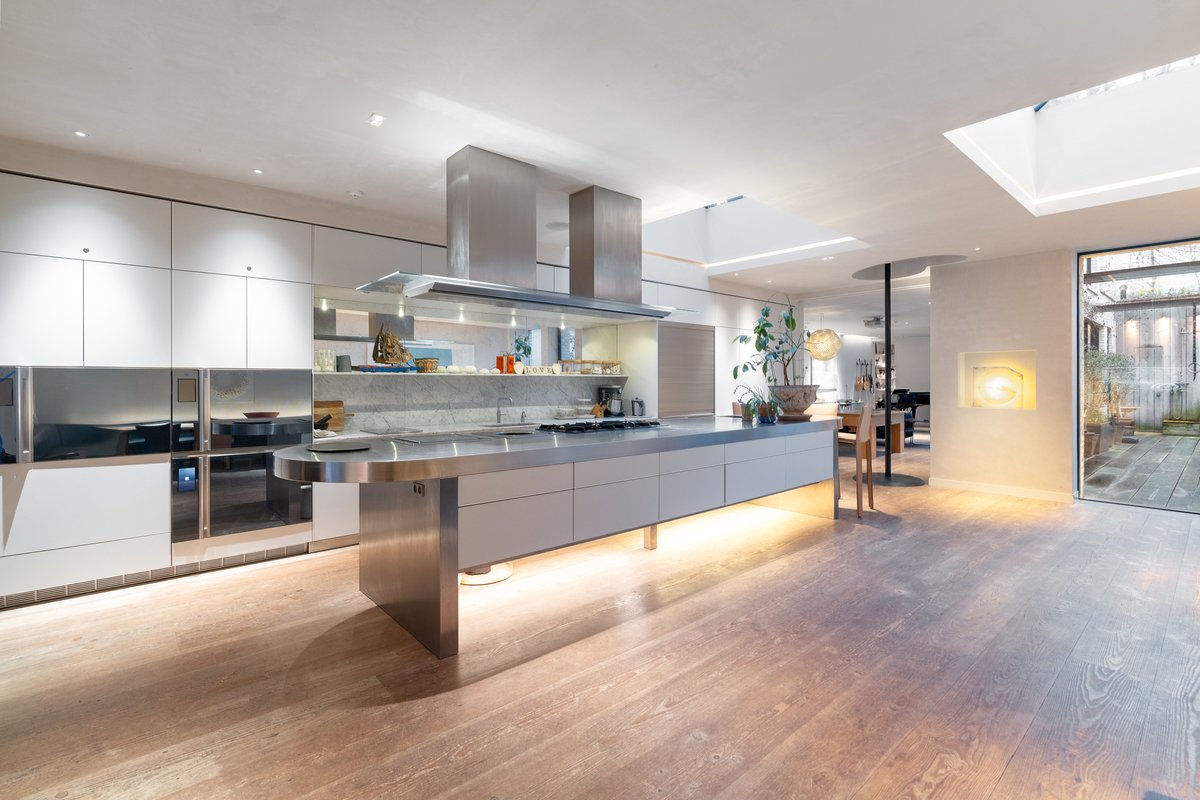 7 bedroom house in London • Freehold