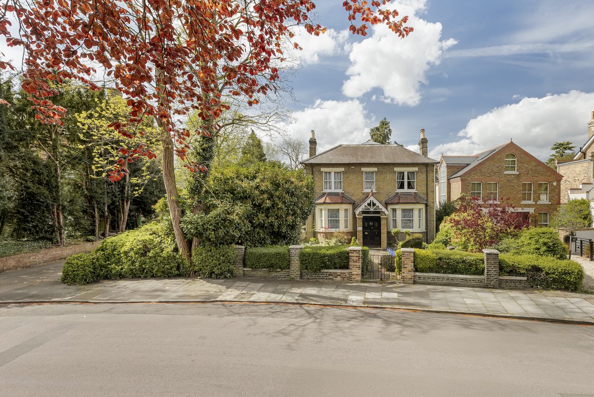 5 bedroom house in London • Freehold