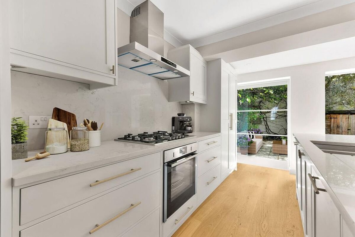 5 bedroom house in Regents Bridge Gardens