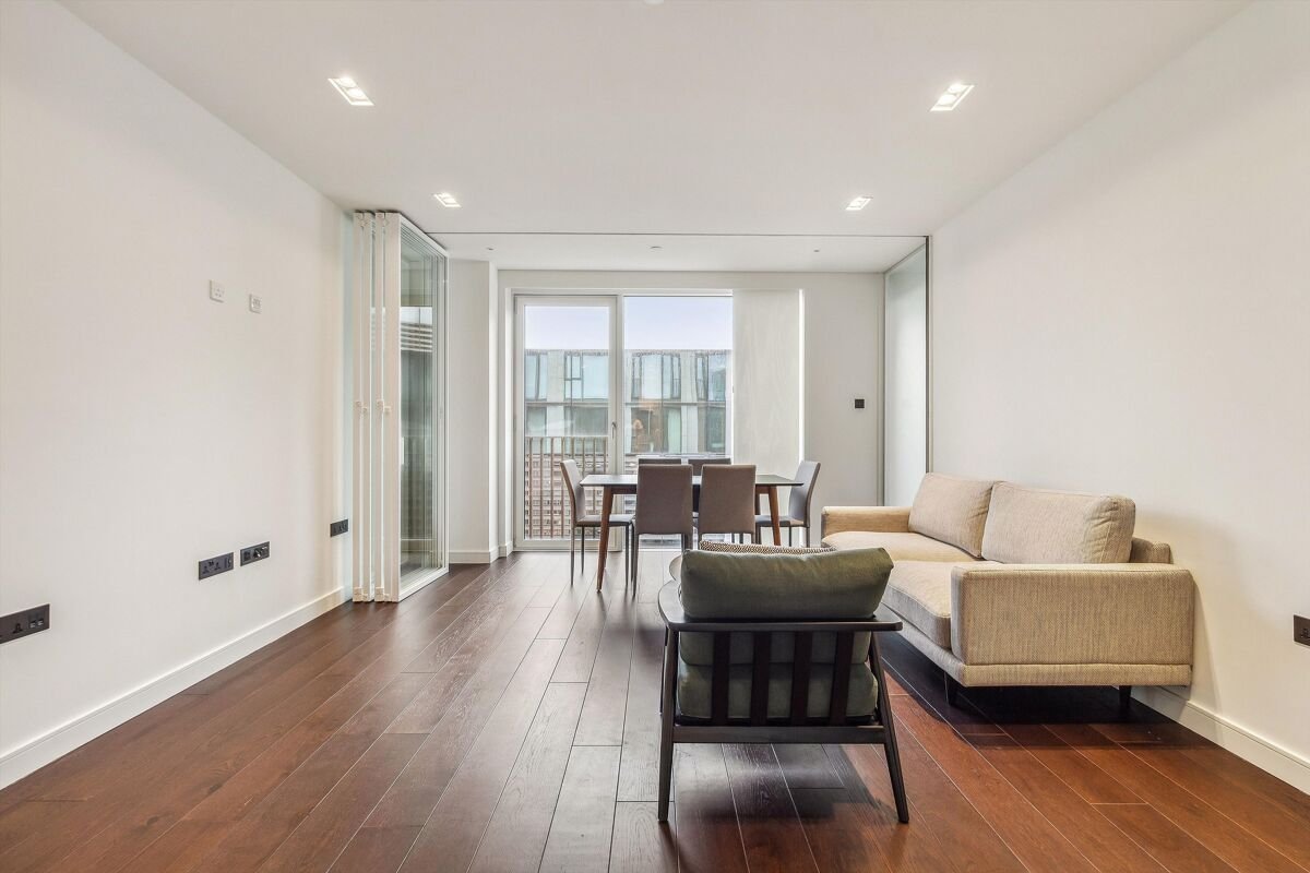 2 bedroom flat in Casson Square