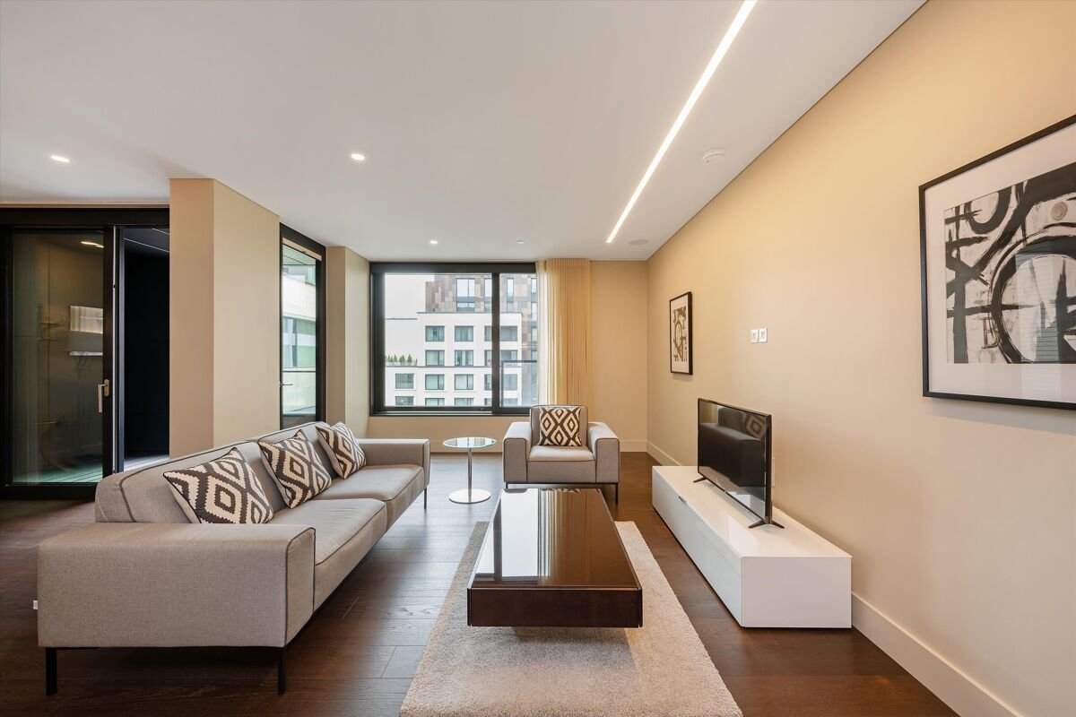 2 bedroom flat in Rathbone Place