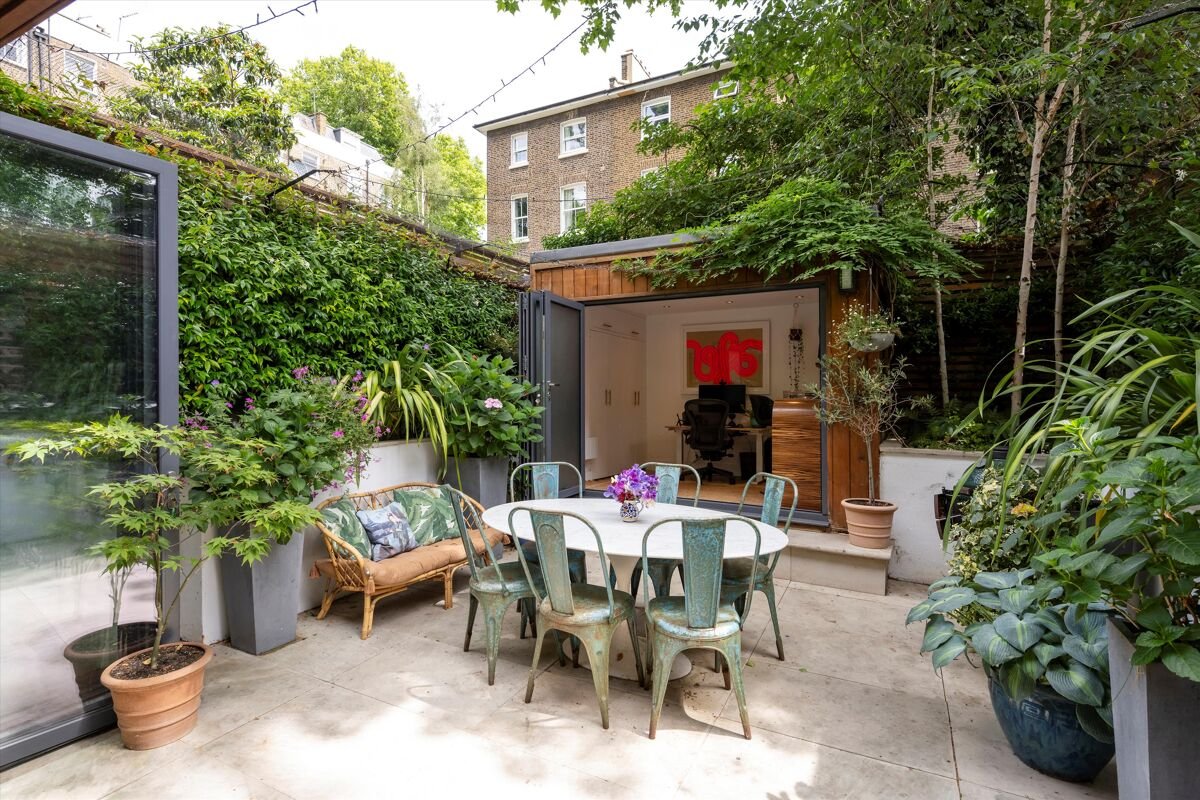 3 bedroom flat in Leamington Road Villas