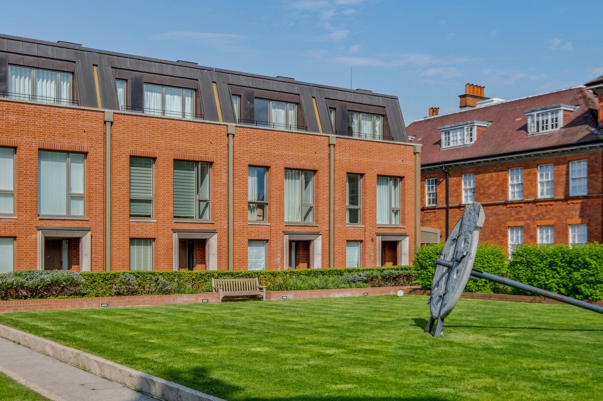 5 bedroom house in London • Leasehold