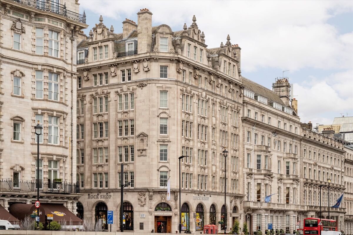 2 bedroom flat in Latymer House